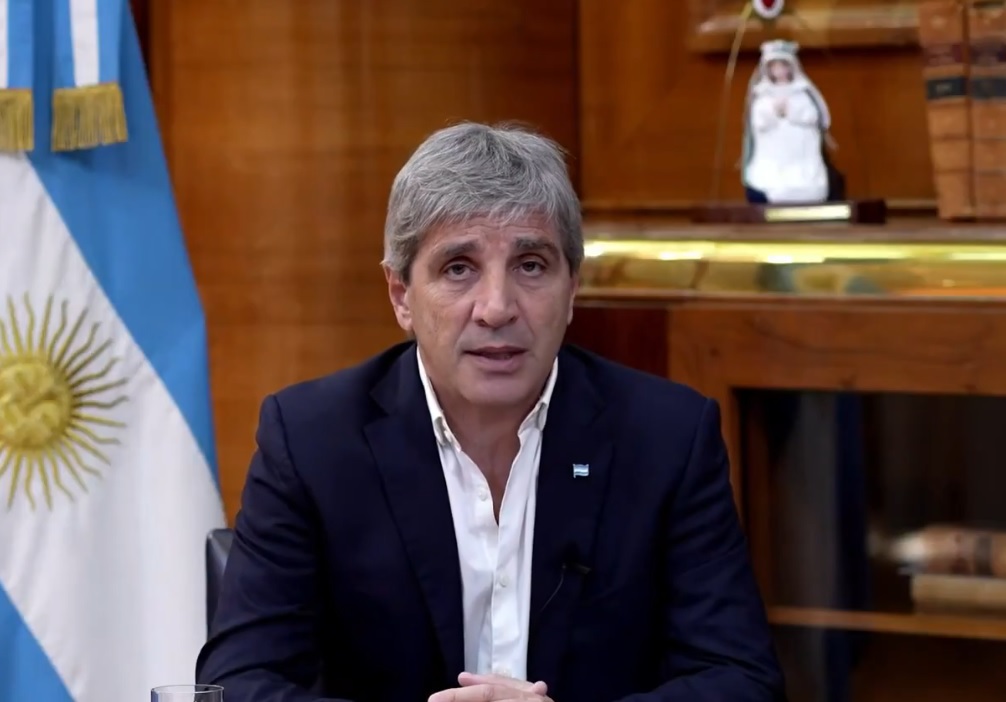 Caputo anunció un superávit primario de $632.844 millones en abril