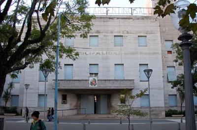 Azcué otorga 3% de aumento por decreto y esquiva las paritarias