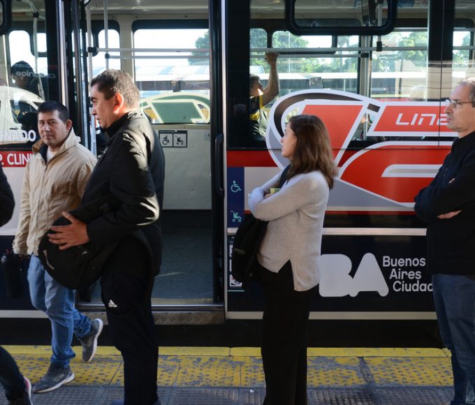 La inflación bajó en abril pero sigue empujada por el efecto arrastre de marzo