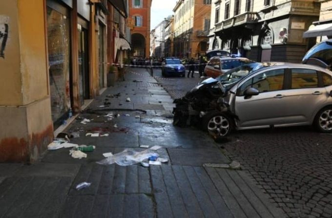Horror en Italia: atropelló a decenas de personas y apuñaló a quien lo frenó