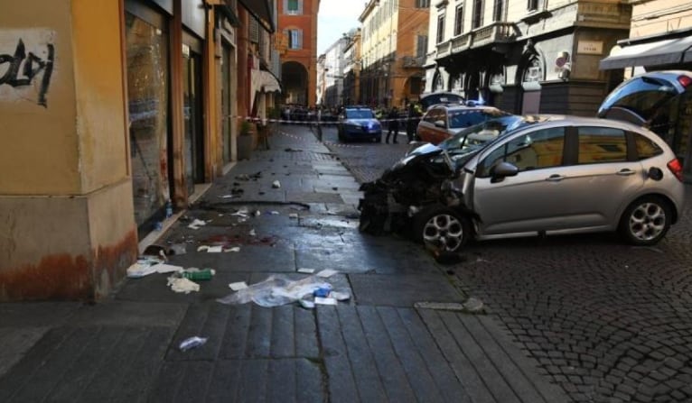 Horror en Italia: atropelló a decenas de personas y apuñaló a quien lo frenó