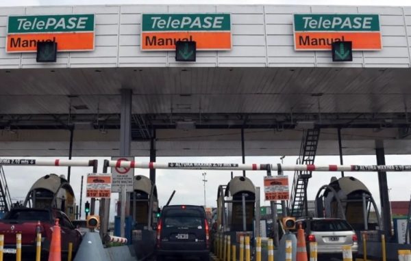 El reclamo que indigna: cobran peajes cuando las cabinas estaban destruidas