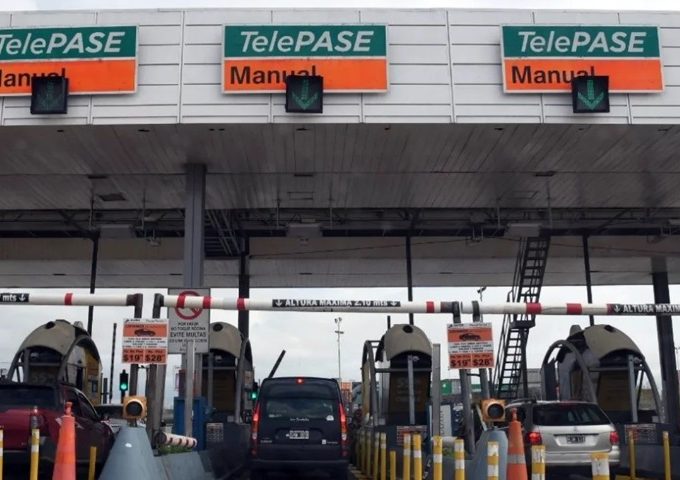 El reclamo que indigna: cobran peajes cuando las cabinas estaban destruidas