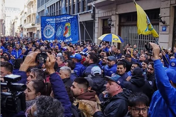 Cientos de sindicalistas rodearon la UOM tras la polemica intervencion judicial