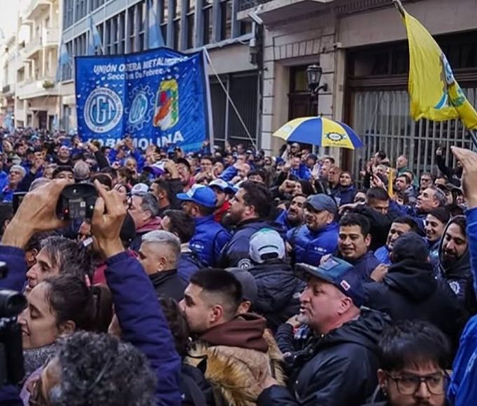 Cientos de sindicalistas rodearon la UOM tras la polemica intervencion judicial