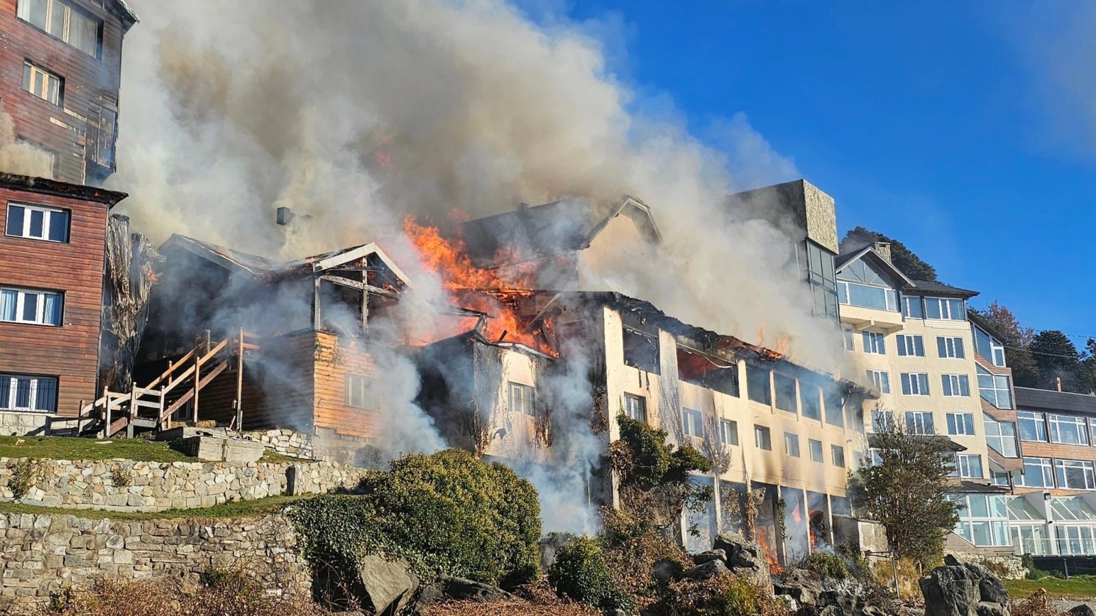 Incendio en histórico hotel de Bariloche: se descontroló una quema de hojas