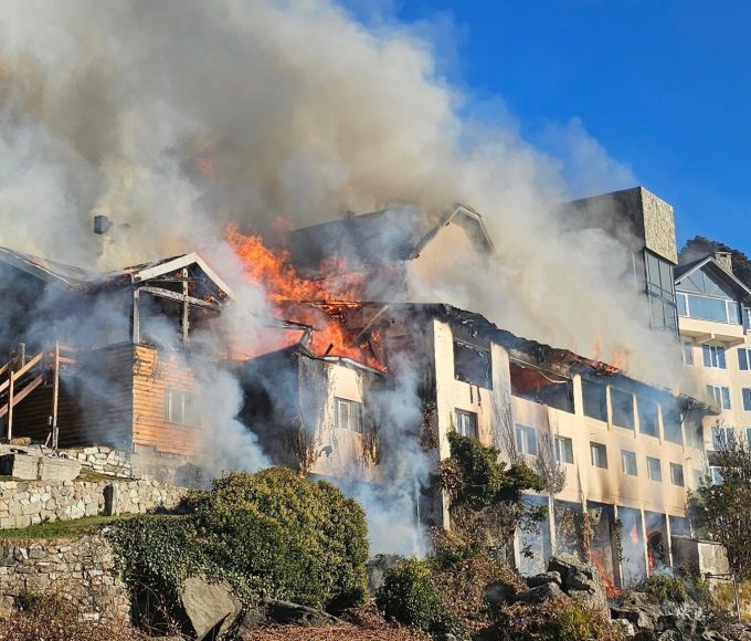 Incendio en histórico hotel de Bariloche: se descontroló una quema de hojas