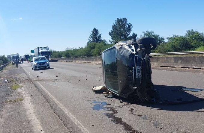 Joven de 19 años volcó con su Peugeot en plena Autovía 14