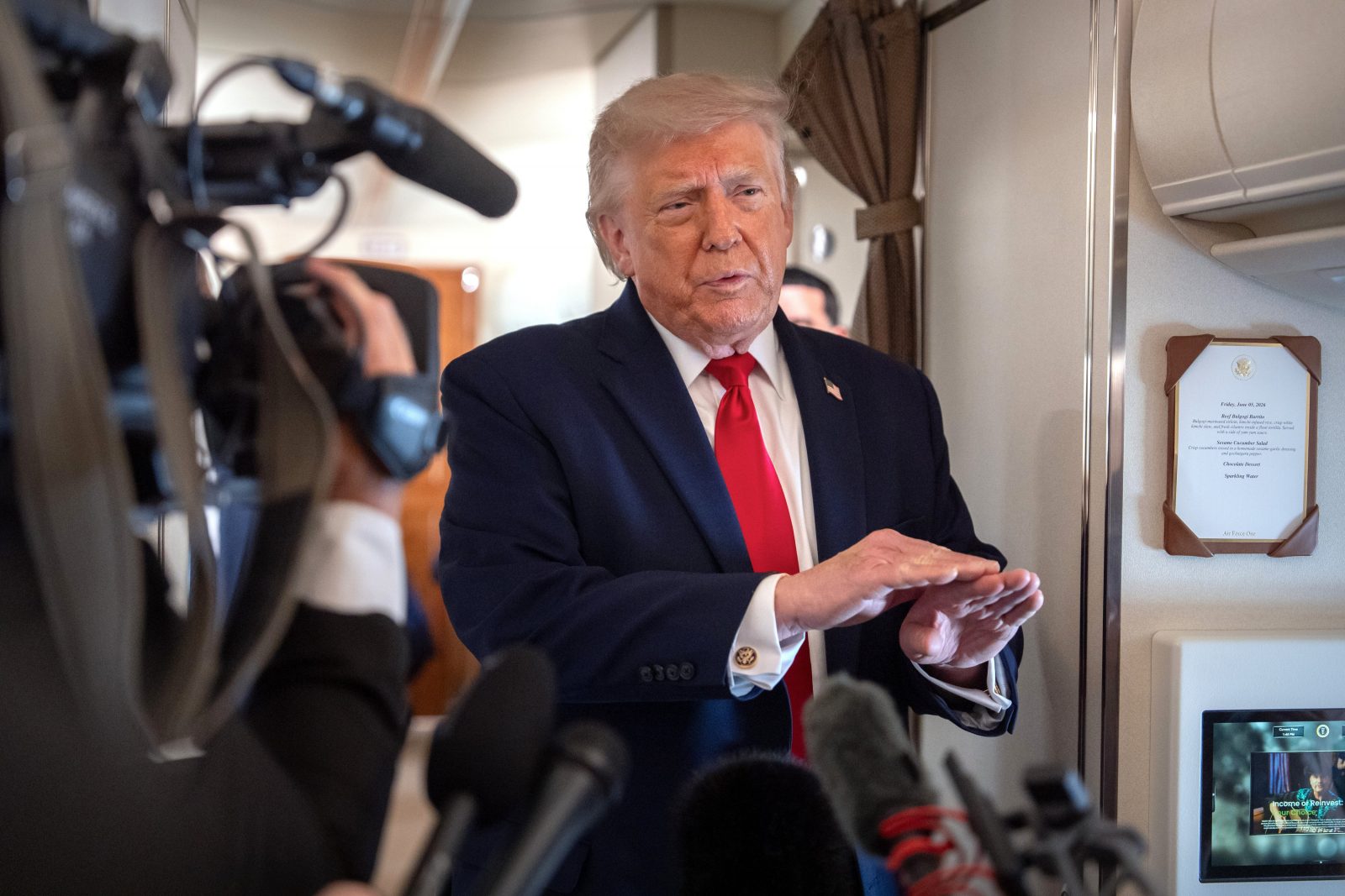 Trump exploto contra una periodista y corto la entrevista en vivo