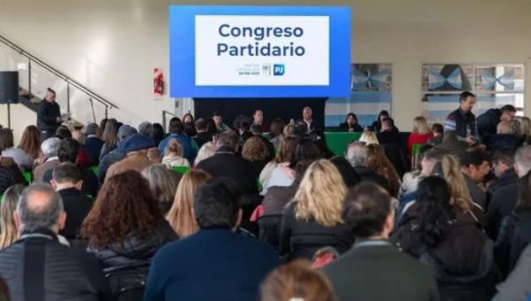 PJ amenaza con expulsar a legisladores que apoyen la reforma previsional