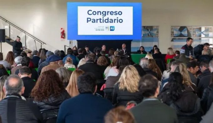 PJ amenaza con expulsar a legisladores que apoyen la reforma previsional