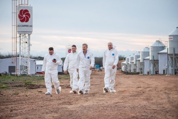 Frigerio visitó la mega planta avícola de Villaguay que produce medio millón de pollos