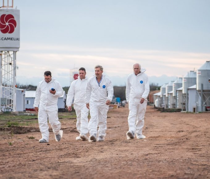 Frigerio visitó la mega planta avícola de Villaguay que produce medio millón de pollos