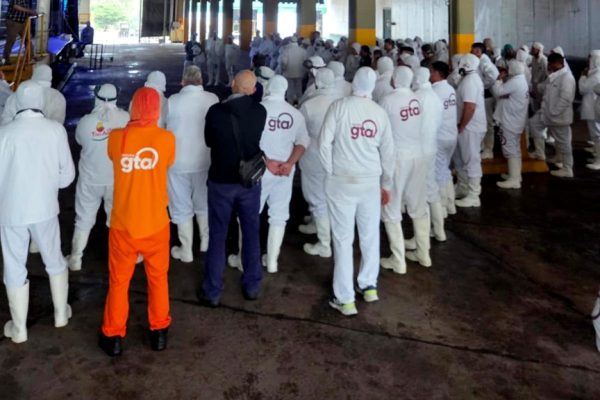 Granja Tres Arroyos pide US$ 8 millones y ofrece vales de $25.000: el rechazo sindical