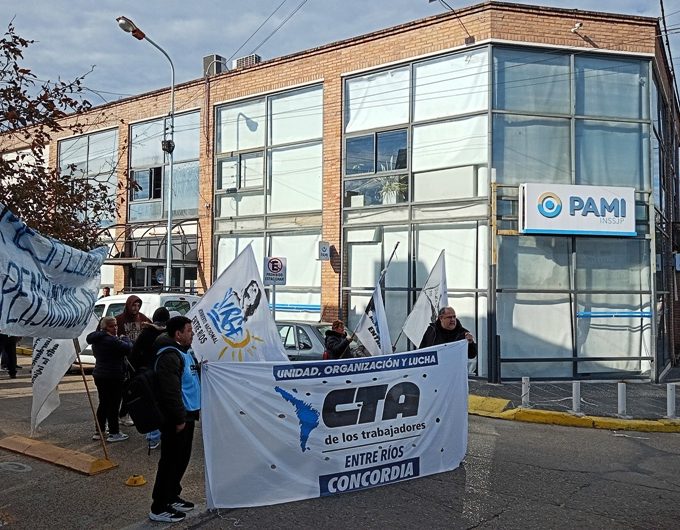 Jubilados de Concordia reclamaron en el PAMI por demoras y medicamentos caros