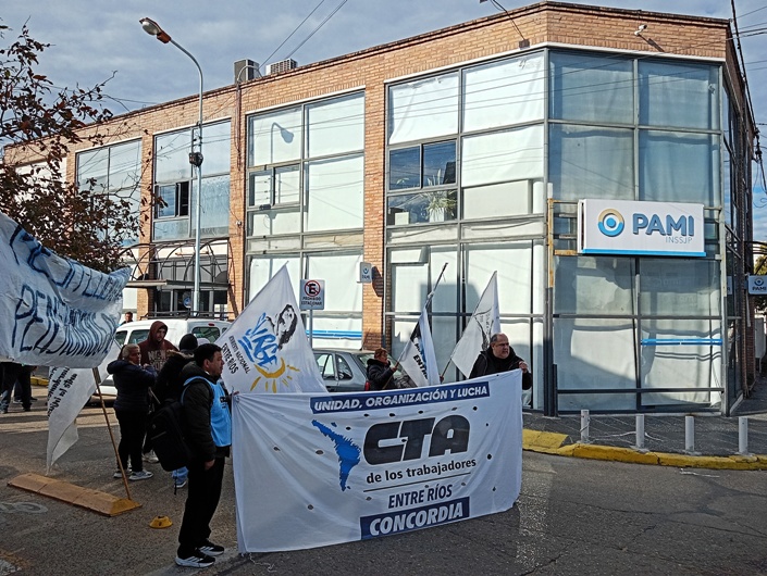 Jubilados de Concordia reclamaron en el PAMI por demoras y medicamentos caros