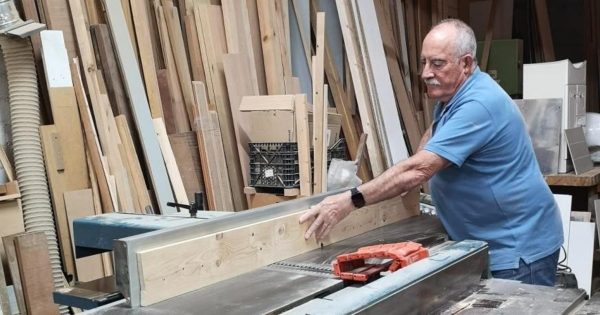 "Ahora el cliente cree que le estás engañando": la reflexión de un carpintero tras 53 años de oficio