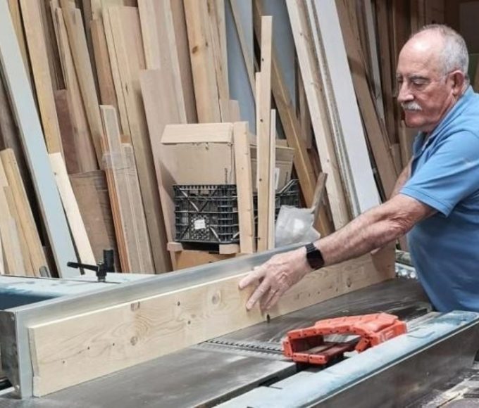 "Ahora el cliente cree que le estás engañando": la reflexión de un carpintero tras 53 años de oficio