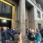 Evacuaron el Ministerio de Economía por amenaza de bomba: Caputo estaba reunido con Duque