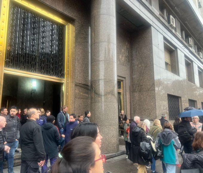 Evacuaron el Ministerio de Economía por amenaza de bomba: Caputo estaba reunido con Duque