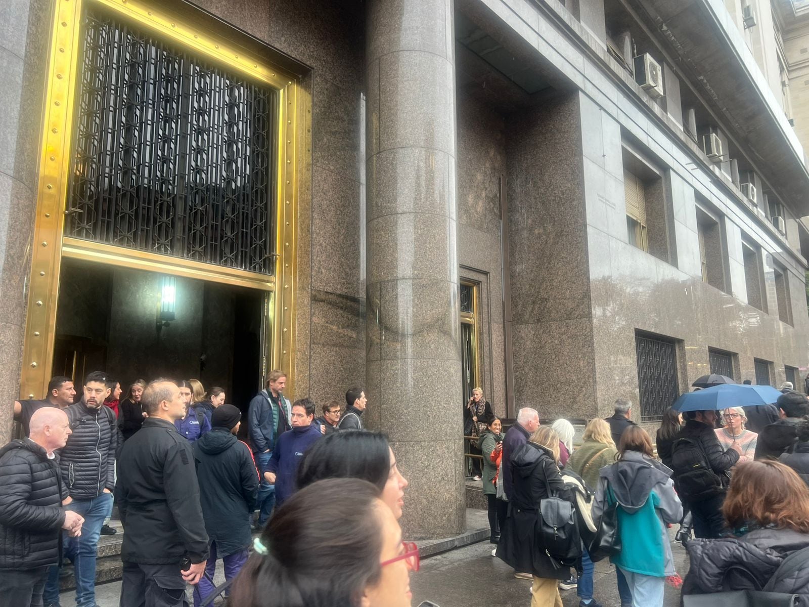 Evacuaron el Ministerio de Economía por amenaza de bomba: Caputo estaba reunido con Duque