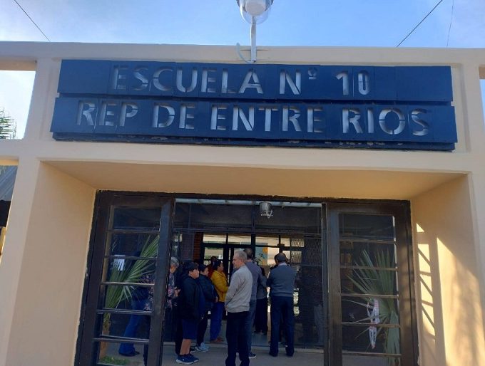 "Queremos dar clases, pero en condiciones dignas": el reclamo que sacude la Secundaria N° 10