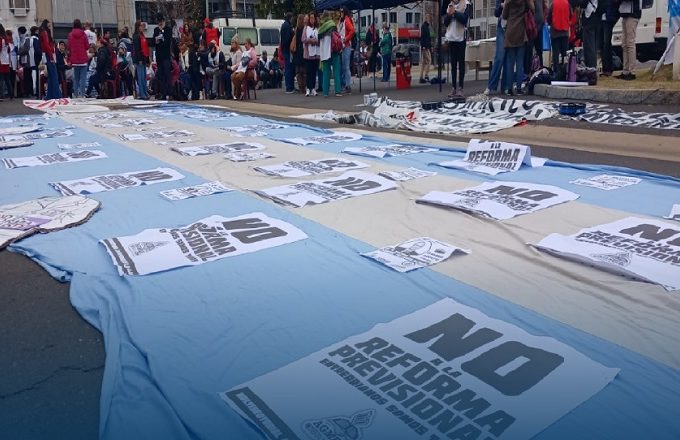 Antivero no afloja: mantiene el acampe y apunta contra los legisladores