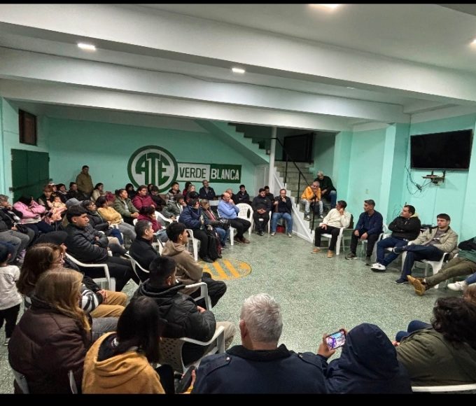 Cresto reunió dirigentes en ATE: "Familias que no llegan y jóvenes sin futuro"