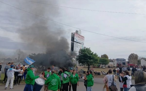 Frigorífico La China: postergan reunión y trabajadores cortan accesos en Uruguay