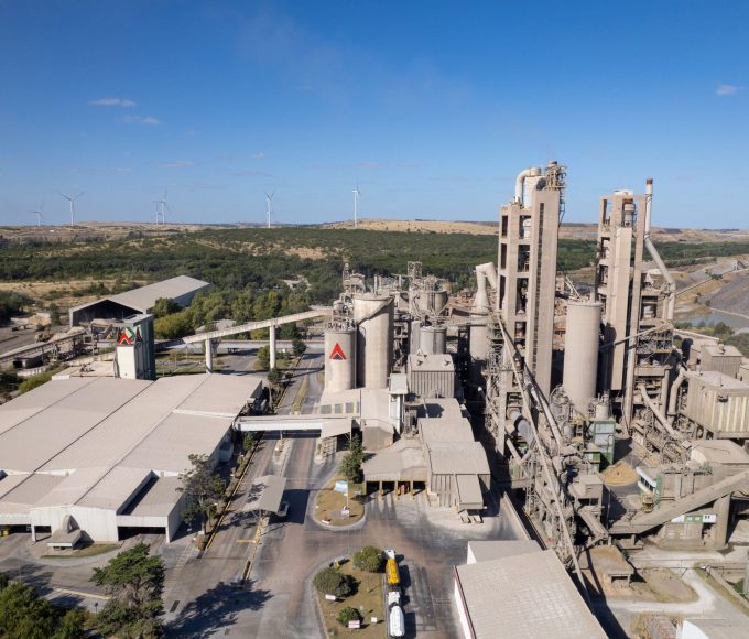 El movimiento que sorprendió en plena crisis: Cementos Avellaneda compra Protex