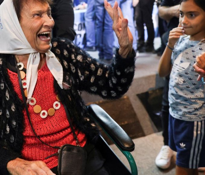 Murió Taty Almeida, la presidenta de Madres de Plaza de Mayo que nunca bajó los brazos