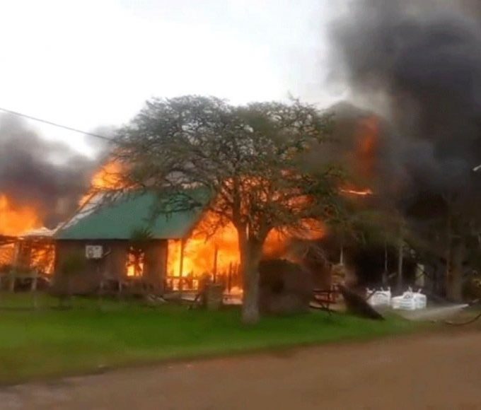 Seis cabañas destruidas por un incendio en Colón: pérdidas totales