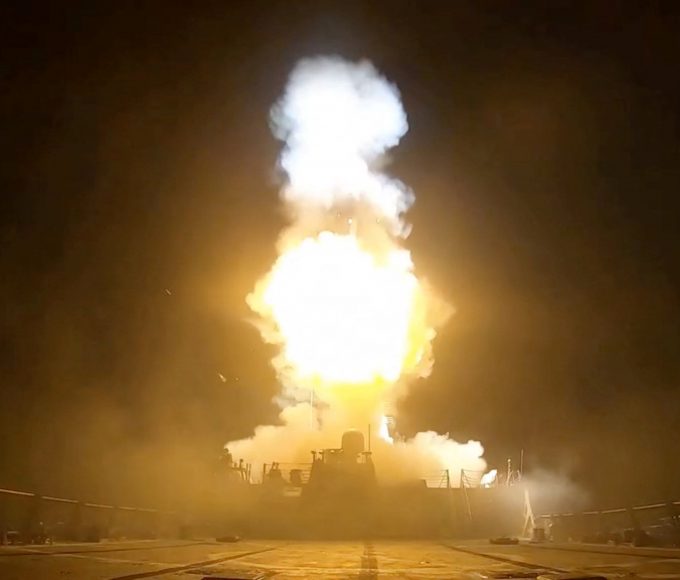 Nueve noches seguidas: EE.UU. bombardea Irán y ya hay militares muertos