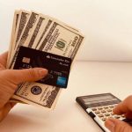 El BCRA habilitó el pago de sueldos en dólares en el sector privado