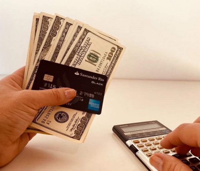 El BCRA habilitó el pago de sueldos en dólares en el sector privado