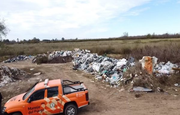 Frenaron un vertedero en Islas del Ibicuy por presuntas infracciones en área protegida