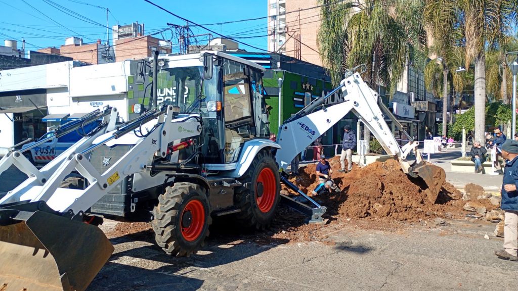 Baja presión en el centro: el EDOS rompió calles para encontrar válvulas rotas