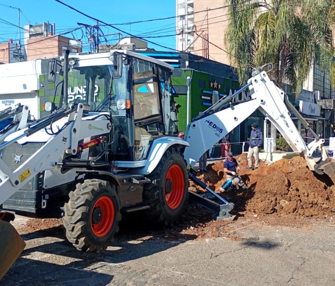 Baja presión en el centro: el EDOS rompió calles para encontrar válvulas rotas