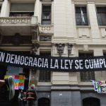 Desnudos con IA en colegios de élite: vejación real, imagen falsa