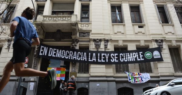 Desnudos con IA en colegios de élite: vejación real, imagen falsa