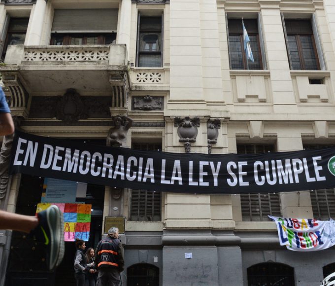 Desnudos con IA en colegios de élite: vejación real, imagen falsa