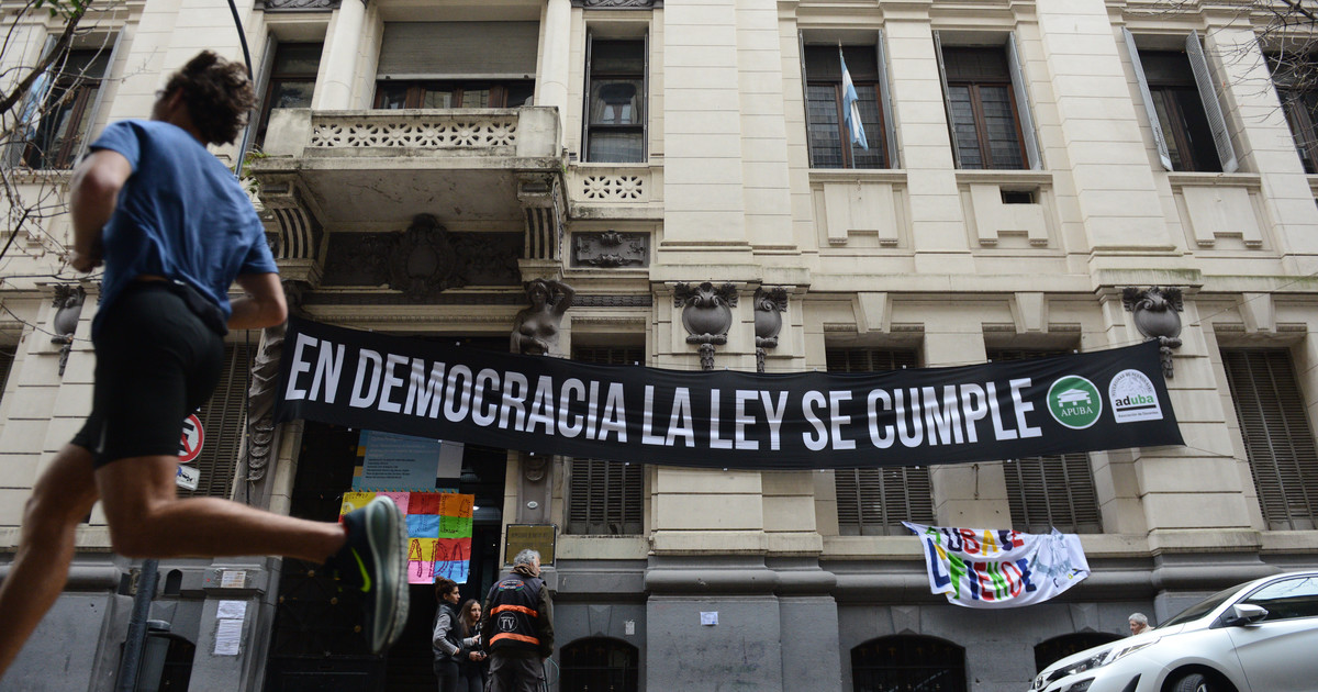 Desnudos con IA en colegios de élite: vejación real, imagen falsa