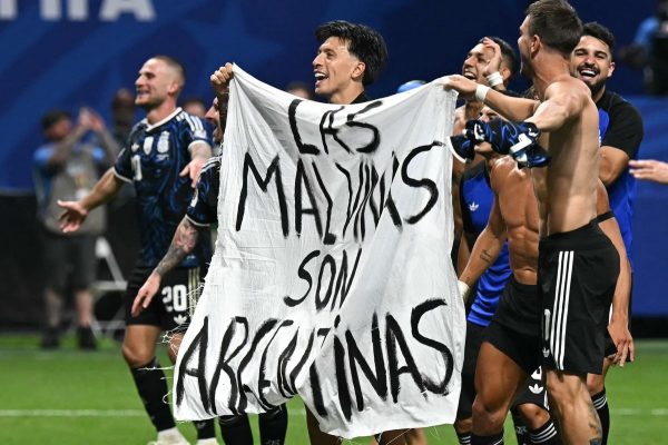 El bicampeonato y la bandera de Malvinas que encendió la campaña antiargentina