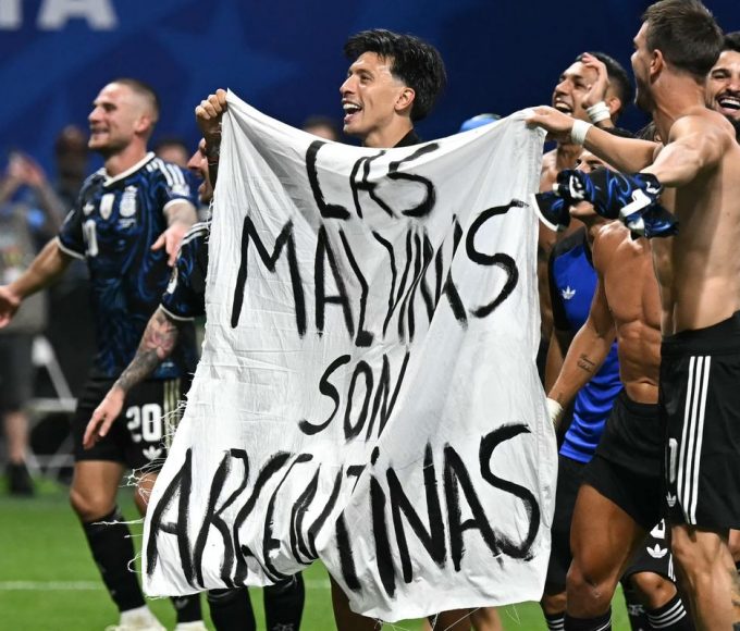 El bicampeonato y la bandera de Malvinas que encendió la campaña antiargentina