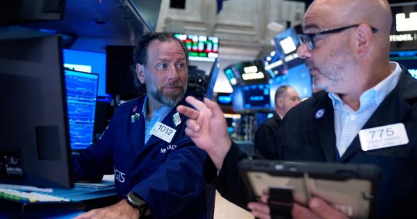El riesgo país bajó a 412 puntos tras el anuncio de Caputo