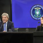 Caputo insiste: guardar dólares bajo el colchón es un mal negocio