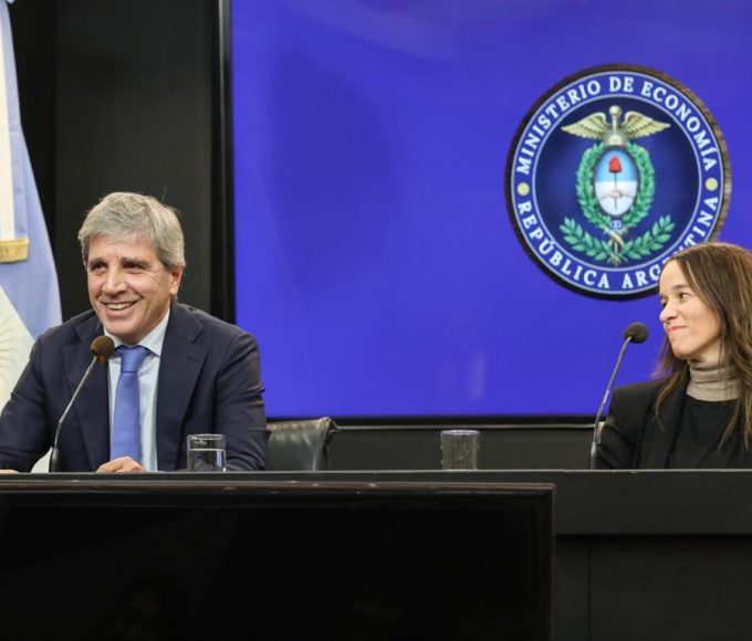 Caputo insiste: guardar dólares bajo el colchón es un mal negocio
