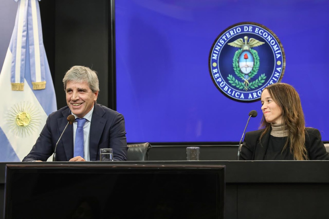 Caputo insiste: guardar dólares bajo el colchón es un mal negocio