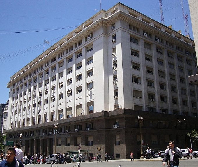 Superávit semestral, pero junio cerró en rojo: las cuentas del Gobierno