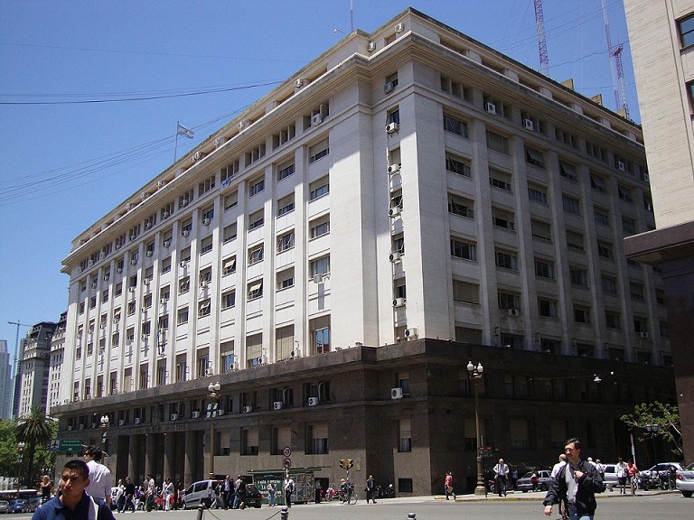 Superávit semestral, pero junio cerró en rojo: las cuentas del Gobierno